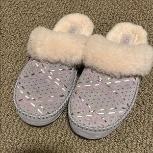 UGG Slippers with Cream Fur sz 9